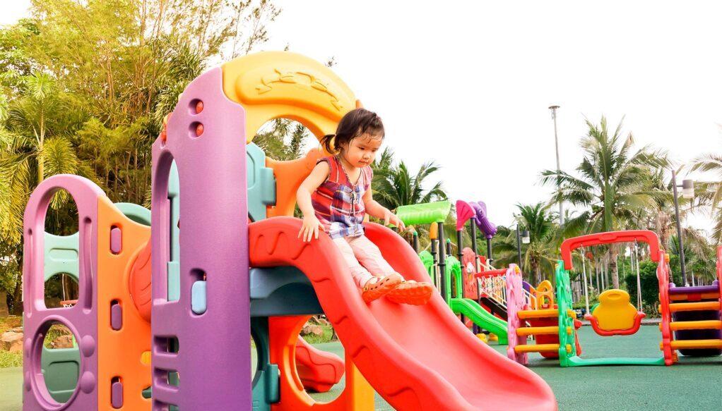 Niños jugando en área infantil